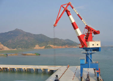 30 Ton Harbour Portal Crane / Mobile Slewing Portal Jib Crane لأحواض بناء السفن